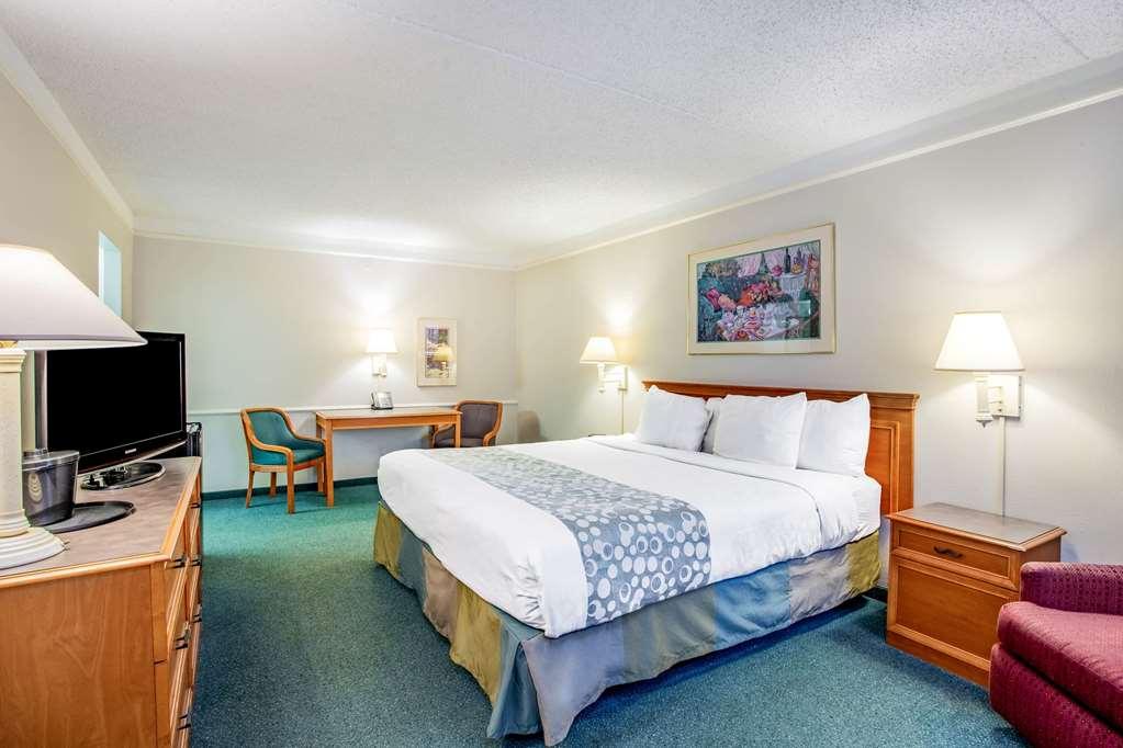 Baymont By Wyndham Abilene Hotel Room photo